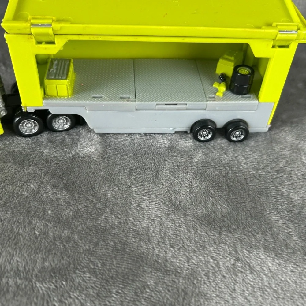 Disney Pixar Cars Trunk Fresh Hauler 34 Diecast Semi Truck Trailer Lime Green